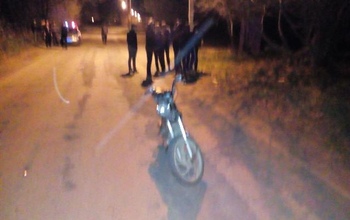 В Орске школьник на мопеде врезался во внедорожник