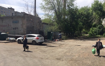 В Оренбурге из-за взрыва мусорного контейнера поврежден Ford Focus