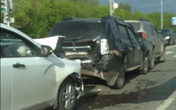 Под Оренбургом по цепочке столкнулись два Renault, Lada Vesta и Nissan