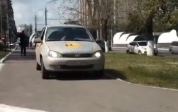 В погоне за прибылью оренбургские таксисты ездят по тротуарам