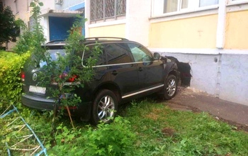 В Оренбурге водитель Volkswagen врезался в балкон жилого дома