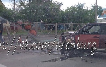 В Оренбурге автомобиль врезался в дорожное ограждение