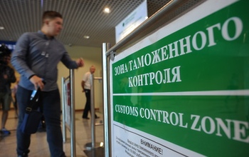 В аэропорту «Оренбург» у пассажира изъяли сумку с $3500 и 462 998 рублями