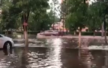 В Оренбурге автомобили после ливня напоминали амфибии