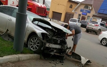  В Оренбурге Lexus врезался в троллейбус