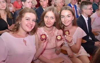 В Оренбурге школу в этом году oкончили с медалью 305 выпускников