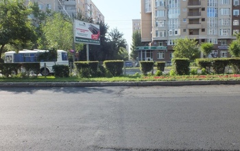В Оренбурге дорожники заделали провал в асфальте на улице Чкалова