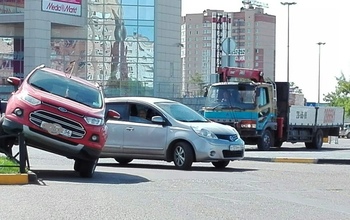 В Оренбурге водитель иномарки неудачно припарковался
