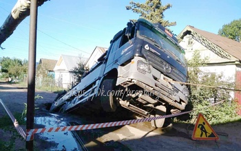 В Оренбурге грузовой автомобиль частично провалился под землю
