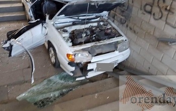 В Оренбурге ВАЗ влетел в подземный пешеходный переход