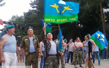 Десантники Оренбурга прошли строем по Советской