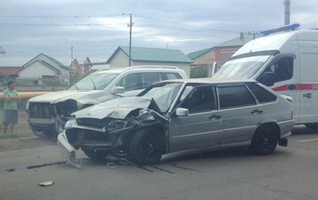 Под Оренбургом столкнулись ВАЗ и Mercedes-Benz GL 500
