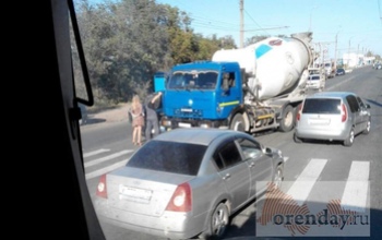 В Оренбурге не поделили дорогу автобетоносмеситель и легковушка