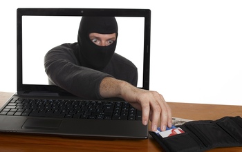 У оренбургского студента выманили около 6000 рублей за интимное фото