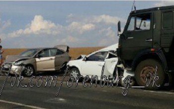 На дороге Оренбург- Соль-Илецк смешало в кучу несколько машин