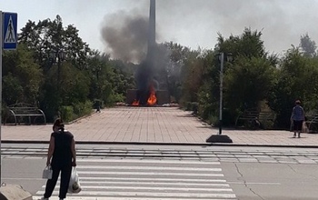 В Новотроицке сгорели венки у Вечного огня