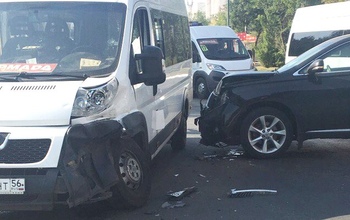 В Оренбурге Lexus врезался в микроавтобус 