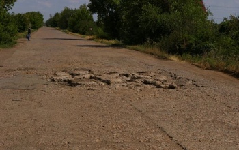 Дорогу в поселок Нижнесакмарский отремонтируют в кредит