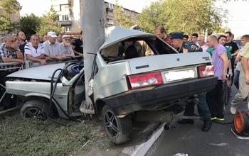 Водитель авто, врезавшегося в столб на проспекте Победы, скончался