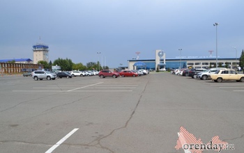В аэропорту «Оренбург» платная парковка пустует, а на прилегающей территории - ажиотаж