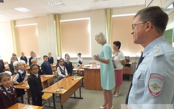 Главный полицейский Оренбуржья лично поздравил школьников с началом учебного года