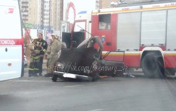 В Оренбурге возле ТРЦ «КИТ» водитель ВАЗа не уступил дорогу грузовику