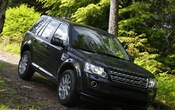 В Оренбурге ищут водителя Land Rover с госномером 777