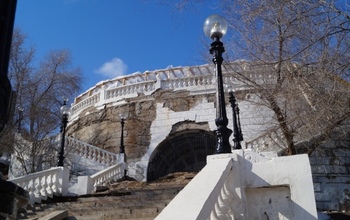 При ремонте спуска к Уралу в Оренбурге был найден граненый стакан и остатки вазонов