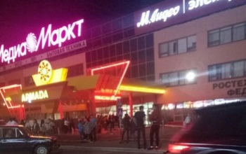 Посетителей двух торговых центров Оренбурга эвакуировали из-за тревожного звонка