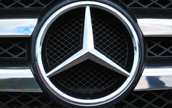 Mercedes - Benz  протаранил два автомобиля и сбил двух оренбуржцев