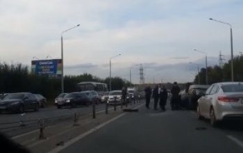 В Оренбурге Chevrolet Lanos пробил ограждение и опрокинулся на крышу
