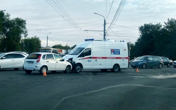 В Оренбурге столкнулись Лада Калина и скорая помощь