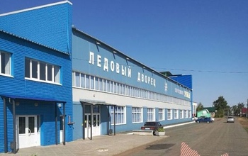 В новосергиевском ледовом дворце дети играют в... футбол