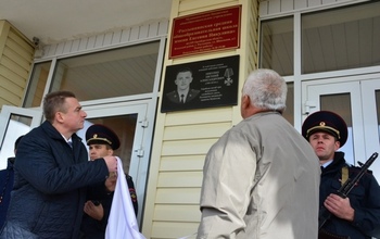 В память о погибшем оренбургском полицейском открыли мемориальную доску