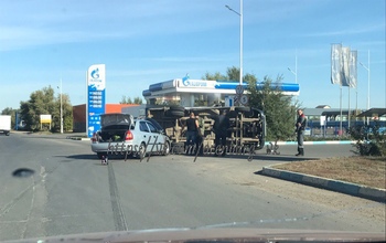 В Оренбурге в результате аварии ГАЗель завалилась на бок