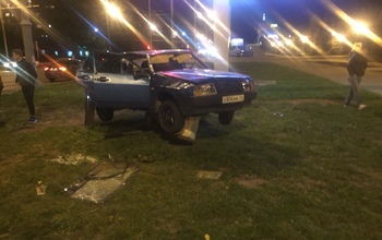 В «Национальной деревне» автомобиль повис на вазоне