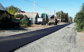 В Соль-Илецке на улице Ленинградской приступили к укладке асфальта