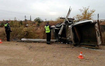 В Оренбургском районе водитель УАЗа погиб после столкновения с опорой ЛЭП