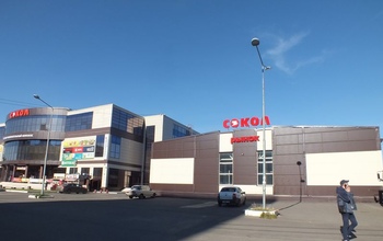 Новый торговый комплекс в Оренбурге соседствует с уличной торговлей