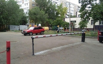 В Оренбурге не убирают шлагбаум во дворе жилого дома