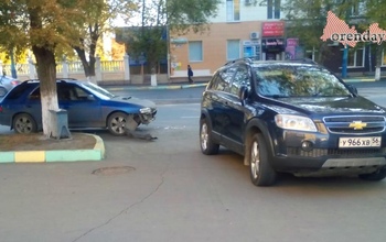 Автомобиль чиновника из Орска врезался в Subaru Impreza 