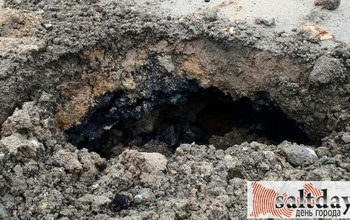 В Соль-Илецке перед Центром культурного развития провалился асфальт