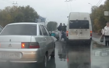 Водители устроили драку на остановке в Оренбурге