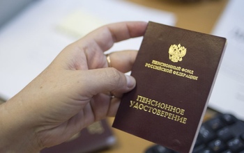 Врач из Первомайского района почти год получала пенсию за умершую мать