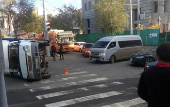 В центре Оренбурга опрокинулась на бок ГАЗель