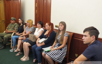 Родители пострадавших в Оренбургском КПЦ детей приема у Гаврилина ждали почти два часа 