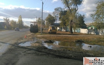 В Соль-Илецке асфальт на улице Ленинградской укладывали прямо в лужу