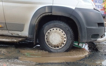 Оренбургских водителей, которые судятся из-за ям на дорогах, назвали «подставщиками»