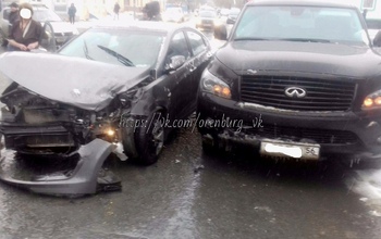 В Оренбурге Infiniti QX56 и Hyundai Solaris не поделили дорогу