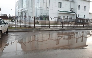 Жители Соль-Илецка не могут пользоваться парковкой у ЦКР из-за невысыхающей лужи